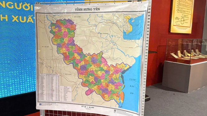 Ấn phẩm Bản đồ giấy với tỷ lệ 1:90.000 về 34 địa phương sau sáp nhập. Ảnh Ngọc Bích – TTXVN. Ấn phẩm Bản đồ giấy với tỷ lệ 1:90.000 về 34 địa phương sau sáp nhập. Ảnh Ngọc Bích – TTXVN.