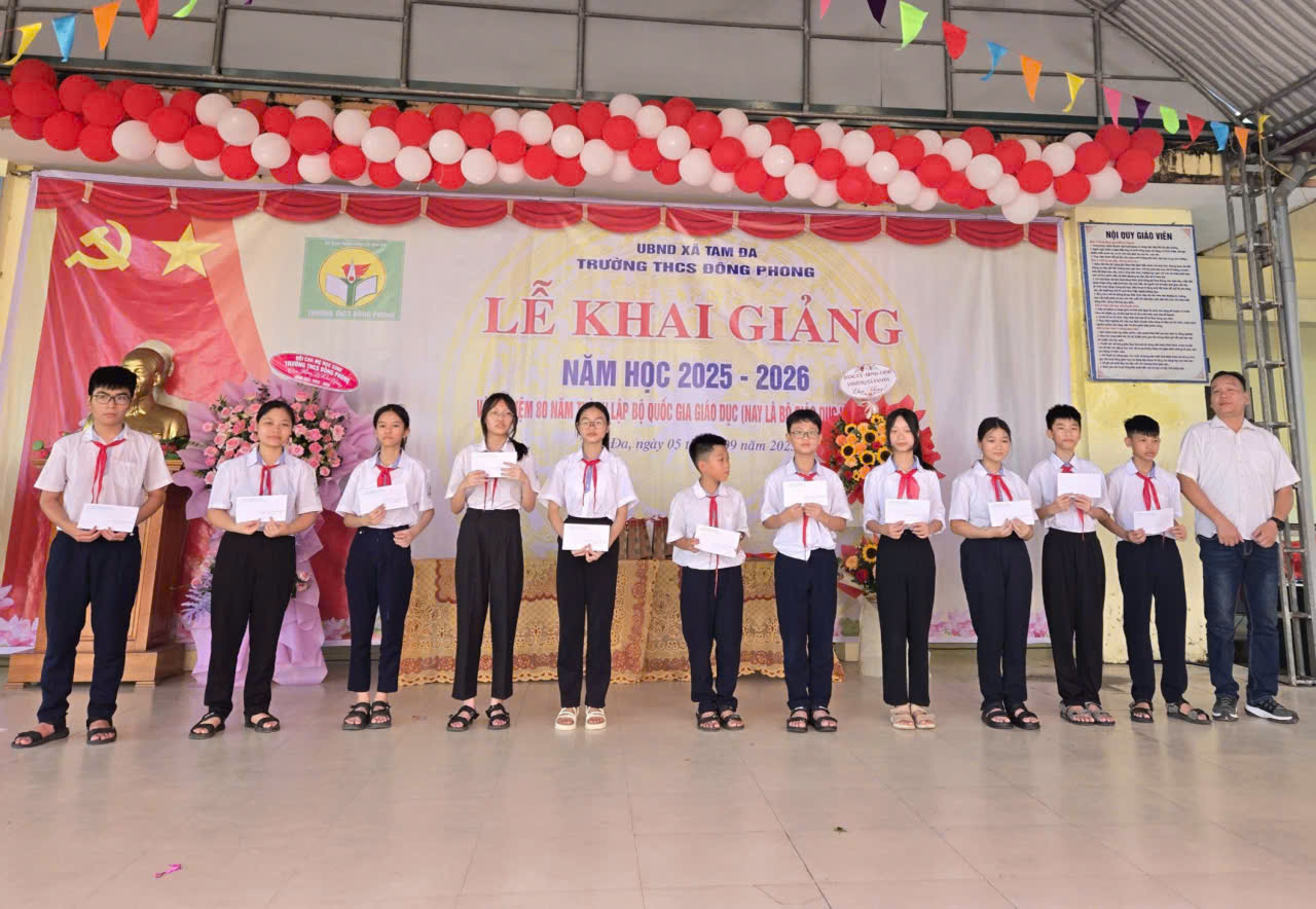 Các em học sinh đạt điểm cao trong đợt khảo sát sau hè và đầu năm học mới nhận phần thưởng.