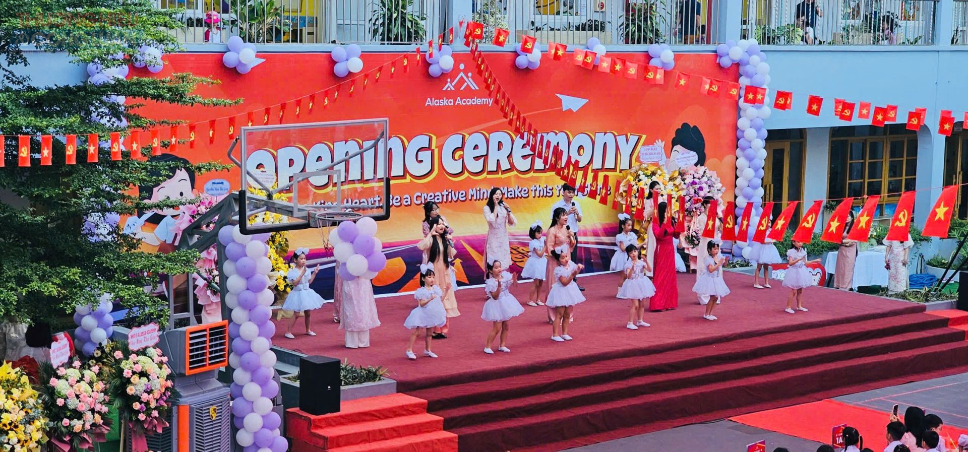 Tiết mục văn nghệ chào mừng năm học mới do cô trò trường Trường Tiểu học Quốc tế Alaska biểu diễn sáng nay tại buổi lễ khai giảng năm học mới.