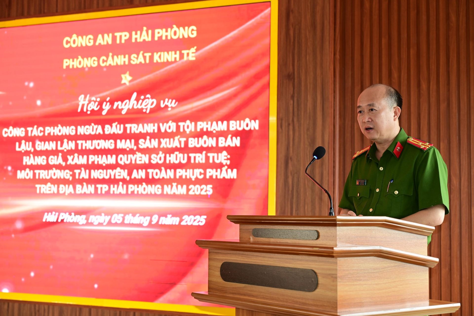 Thượng tá Ngô Duy Cương - Trưởng phòng Cảnh sát kinh tế - Công an thành phố chủ trì, điều hành Thượng tá Ngô Duy Cương - Trưởng phòng Cảnh sát kinh tế - Công an thành phố chủ trì, điều hành