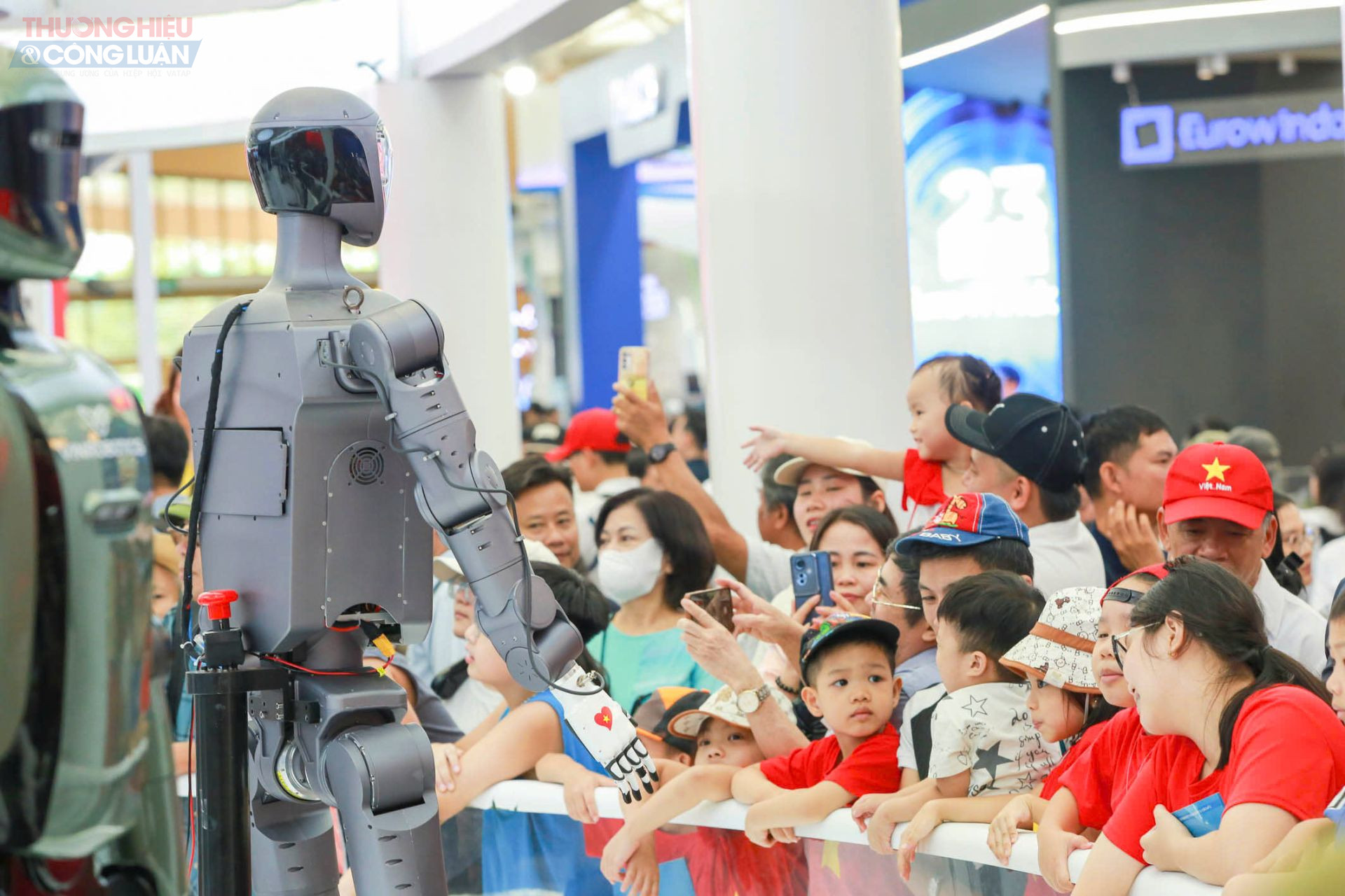 Hà Nội tiếp tục phân luồng giao thông phục vụ Triển lãm thành tựu kinh tế - xã hội nhân kỷ niệm 80 năm Ngày Quốc khánh nước Cộng hòa xã hội chủ nghĩa Việt Nam. Hà Nội tiếp tục phân luồng giao thông phục vụ Triển lãm thành tựu kinh tế - xã hội nhân kỷ niệm 80 năm Ngày Quốc khánh nước Cộng hòa xã hội chủ nghĩa Việt Nam.