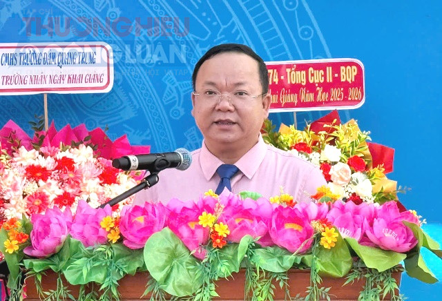 Thầy Dương Phượng Cầu - Hiệu trưởng Trường THCS Đàm Quang Trung phát biểu. Thầy Dương Phượng Cầu - Hiệu trưởng Trường THCS Đàm Quang Trung phát biểu.