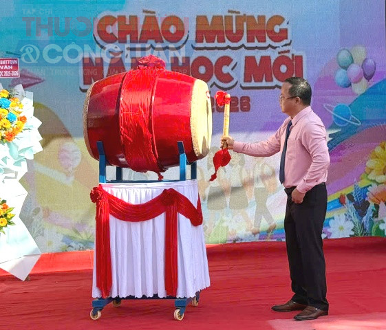 Thầy Dương Phượng Cầu - Hiệu trưởng nhà trường đánh khai trường. Thầy Dương Phượng Cầu - Hiệu trưởng nhà trường đánh khai trường.