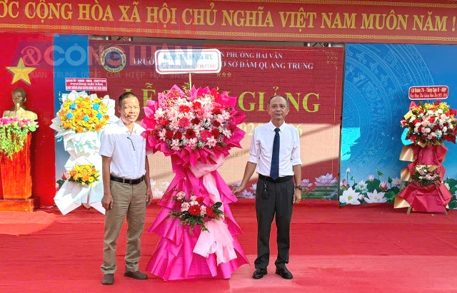 Ông Dương Phú Năm - Hội phụ huynh tặng hoa Ban giám hiệu nhà trường. Ông Dương Phú Năm - Hội phụ huynh tặng hoa Ban giám hiệu nhà trường.