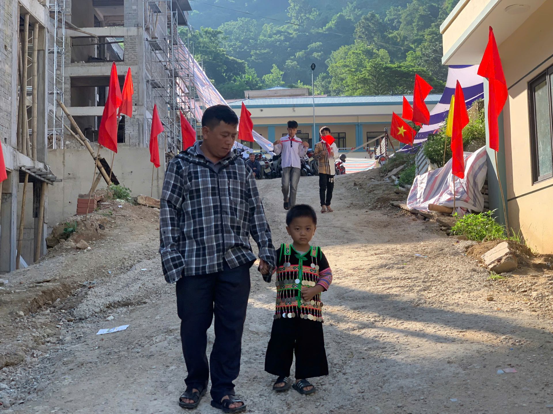 Ông Va Gia Pó tại xã biên giới Pù Nhi đưa cháu đi dự lễ khai giảng năm học mới