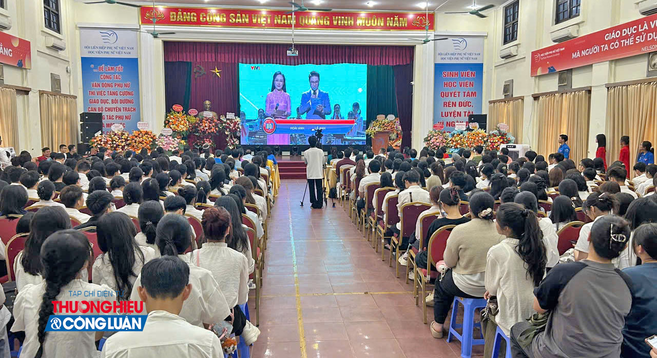 Thầy cô và sinh viên Học viện Phụ nữ Việt Nam dự lễ khai giảng trong không khí trang trọng, hân hoan bước vào năm học mới.