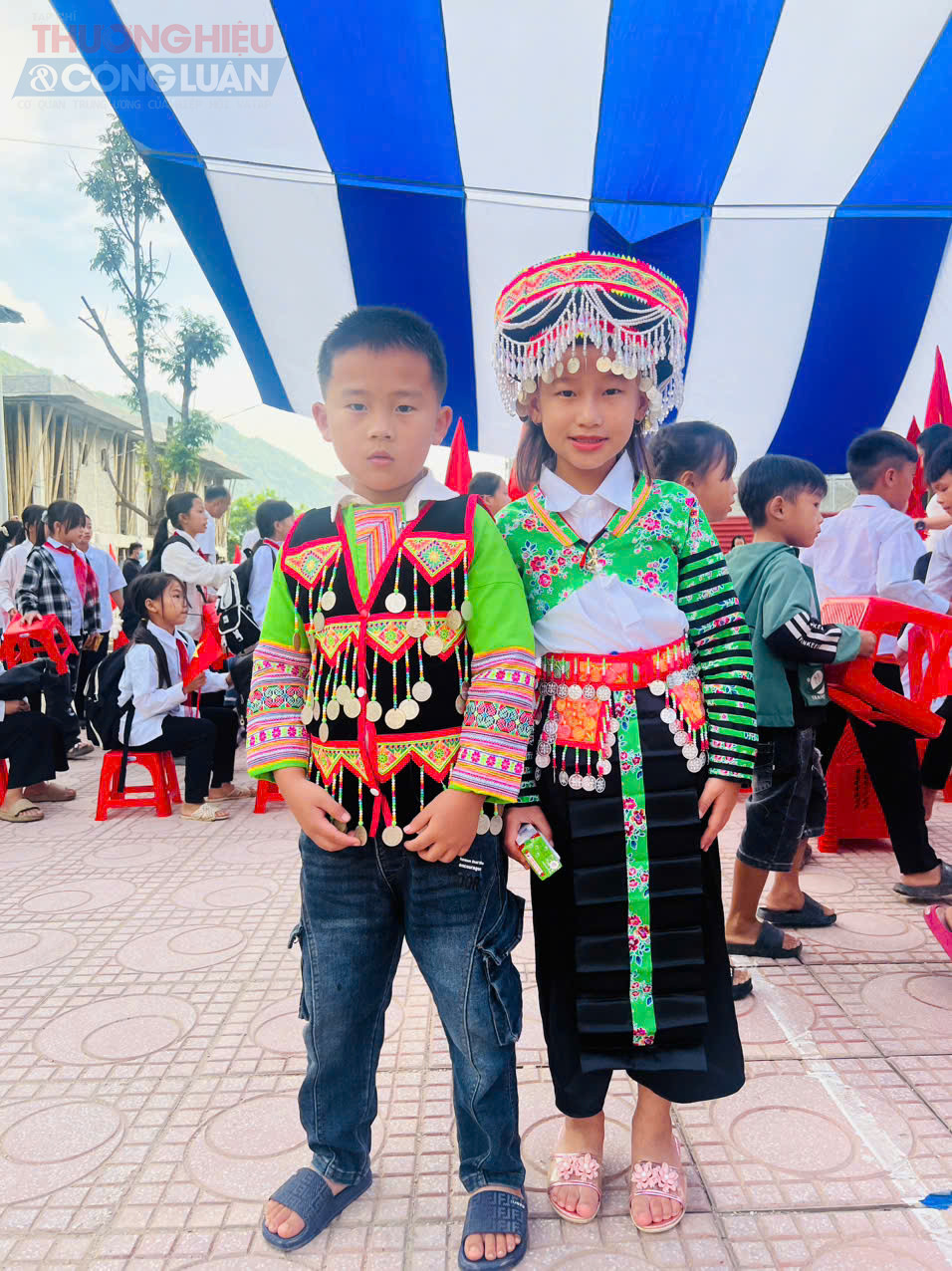 Niềm hân hoan của hai em học sinh miền núi trong lễ khai giảng