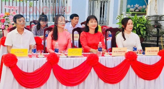 Dạ áo trắng là em, HT, áo đỏ là cô Võ Thị Thanh Xuân- PHT, áo hồng là bà Nguyễn Thị Vân Dung. , anh này là Hồ Phú Thanh- PGĐ Trung tâm Cung ứng dịch vụ sự nghiệp công Dạ áo trắng là em, HT, áo đỏ là cô Võ Thị Thanh Xuân- PHT, áo hồng là bà Nguyễn Thị Vân Dung. , anh này là Hồ Phú Thanh- PGĐ Trung tâm Cung ứng dịch vụ sự nghiệp công