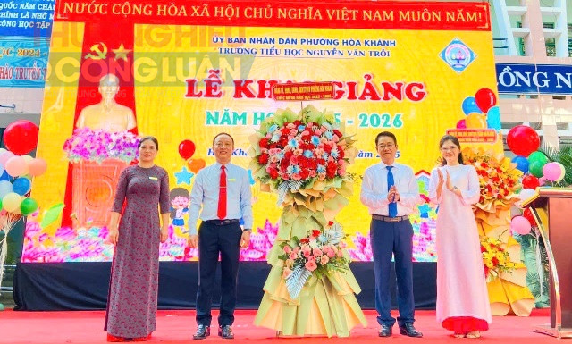Ông Nguyễn Hà Bắc - Thành ủy viên, Bí thư Đảng ủy, chủ tịch HĐND phường Hòa Khánh tới dự Lễ khai giảng năm học mới 2025-2026, tại trường tiểu học Nguyễn Văn Trỗi và tặng hoa chúc mừng thầy cô giáo cùng toàn thể học sinh nhà trường Ông Nguyễn Hà Bắc - Thành ủy viên, Bí thư Đảng ủy, chủ tịch HĐND phường Hòa Khánh tới dự Lễ khai giảng năm học mới 2025-2026, tại trường tiểu học Nguyễn Văn Trỗi và tặng hoa chúc mừng thầy cô giáo cùng toàn thể học sinh nhà trường