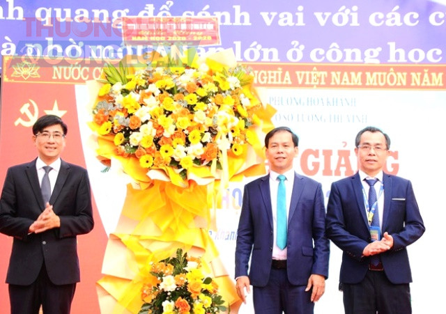 Ông Trần Thắng Lợi - Ủy viên ban thường vụ Thành ủy - Chánh văn phòng Thành ủy Đà Nẵng, thầy Phạm Viết Hùng - Hiệu trưởng, thầy Phạm Phú Quang - Phó Hiệu trưởng Ông Trần Thắng Lợi - Ủy viên ban thường vụ Thành ủy - Chánh văn phòng Thành ủy Đà Nẵng, thầy Phạm Viết Hùng - Hiệu trưởng, thầy Phạm Phú Quang - Phó Hiệu trưởng