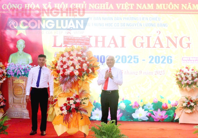 Ông Trần Công Nguyên, phó bí thư, Chủ tịch UBND phường Liên Chiểu và thấy Huỳnh Duy Linh - Hiệu trưởng nhà trường. Ông Trần Công Nguyên, phó bí thư, Chủ tịch UBND phường Liên Chiểu và thấy Huỳnh Duy Linh - Hiệu trưởng nhà trường.