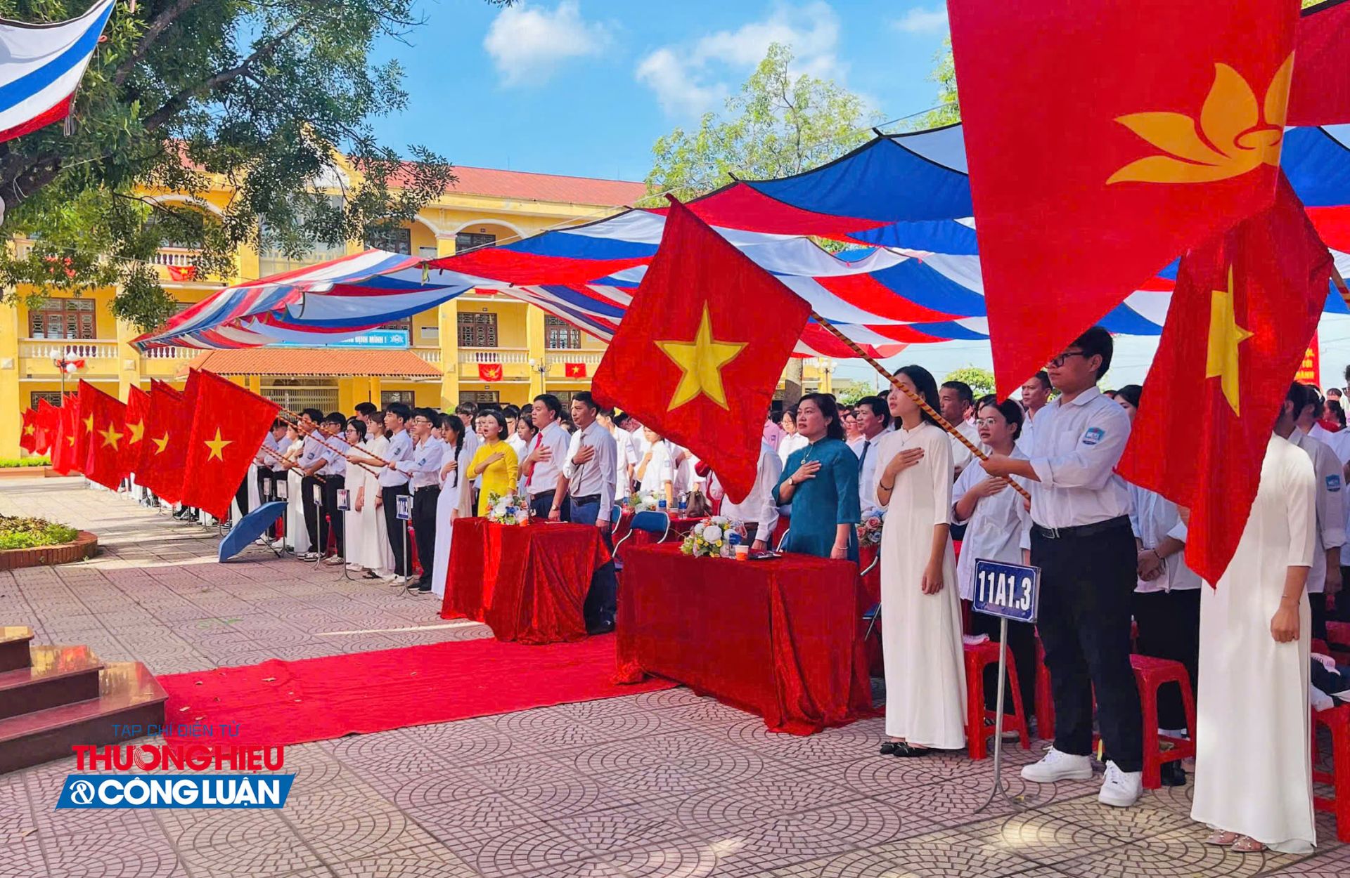 Hình ảnh thầy cô và học sinh Trường THPT Ngô Gia Tự (tỉnh Bắc Ninh) trang nghiêm dự lễ khai giảng năm học 2025 – 2026.