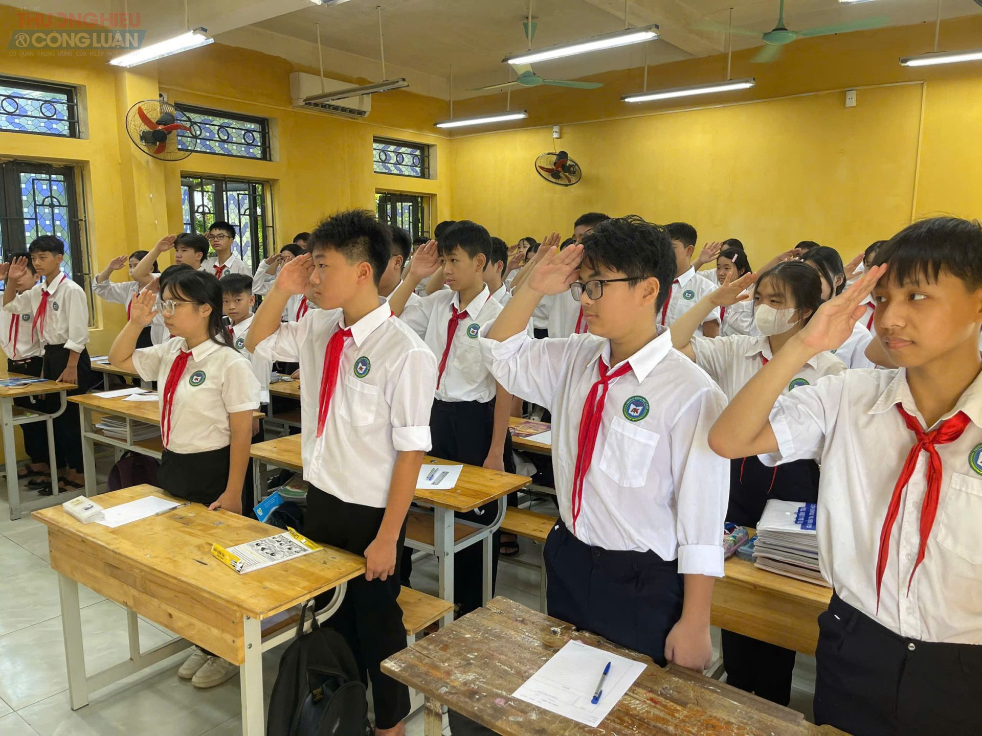 Khối lớp 9 trường THCS An Khánh, xã An Khánh thực hiện nghi thức chào cờ chào đón năm học mới 2025 - 2026.