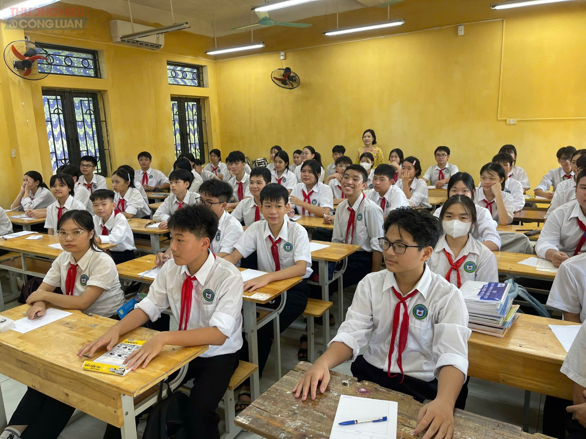 Những nụ cười rạng rỡ của học sinh THPT trong ngày khai giảng, mang theo ước mơ và hoài bão tuổi học trò.