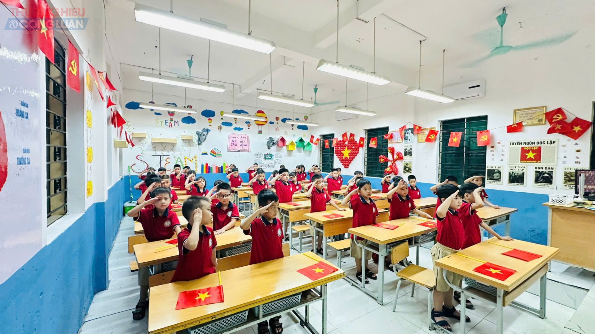 Cả thầy và trò trên khắp Thủ đô, cả nước cùng lắng nghe hồi trống khai trường, sự đồng điệu ấy chính là minh chứng rõ ràng cho tinh thần đoàn kết, cho niềm tin vào một tương lai vươn mình mạnh mẽ trong kỷ nguyên số.