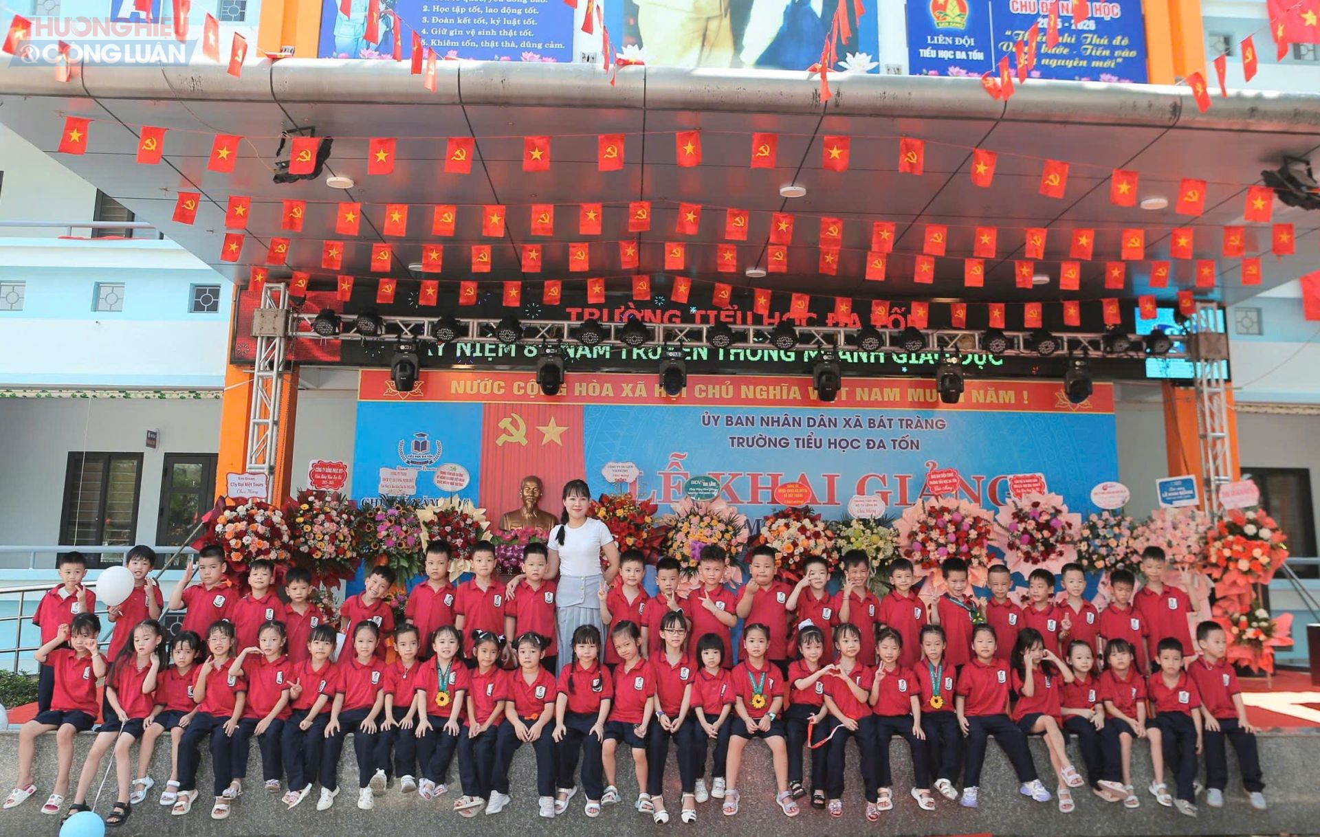 Các em nhỏ lớp 1 rạng rỡ trong lễ đón trang trọng, được thầy cô động viên, chào đón vào mái trường mới.