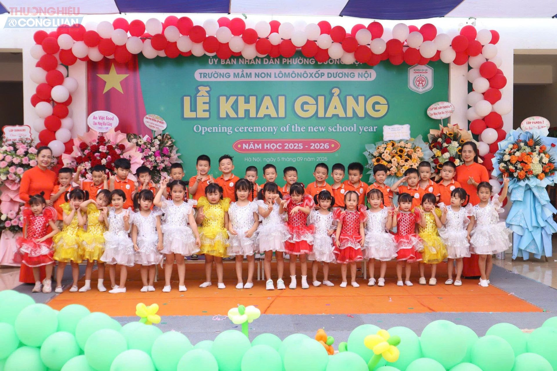 Lễ khai giảng được tổ chức trang trọng nhưng cũng chan chứa sự hồn nhiên, tươi mới đúng tinh thần của bậc học mầm non.