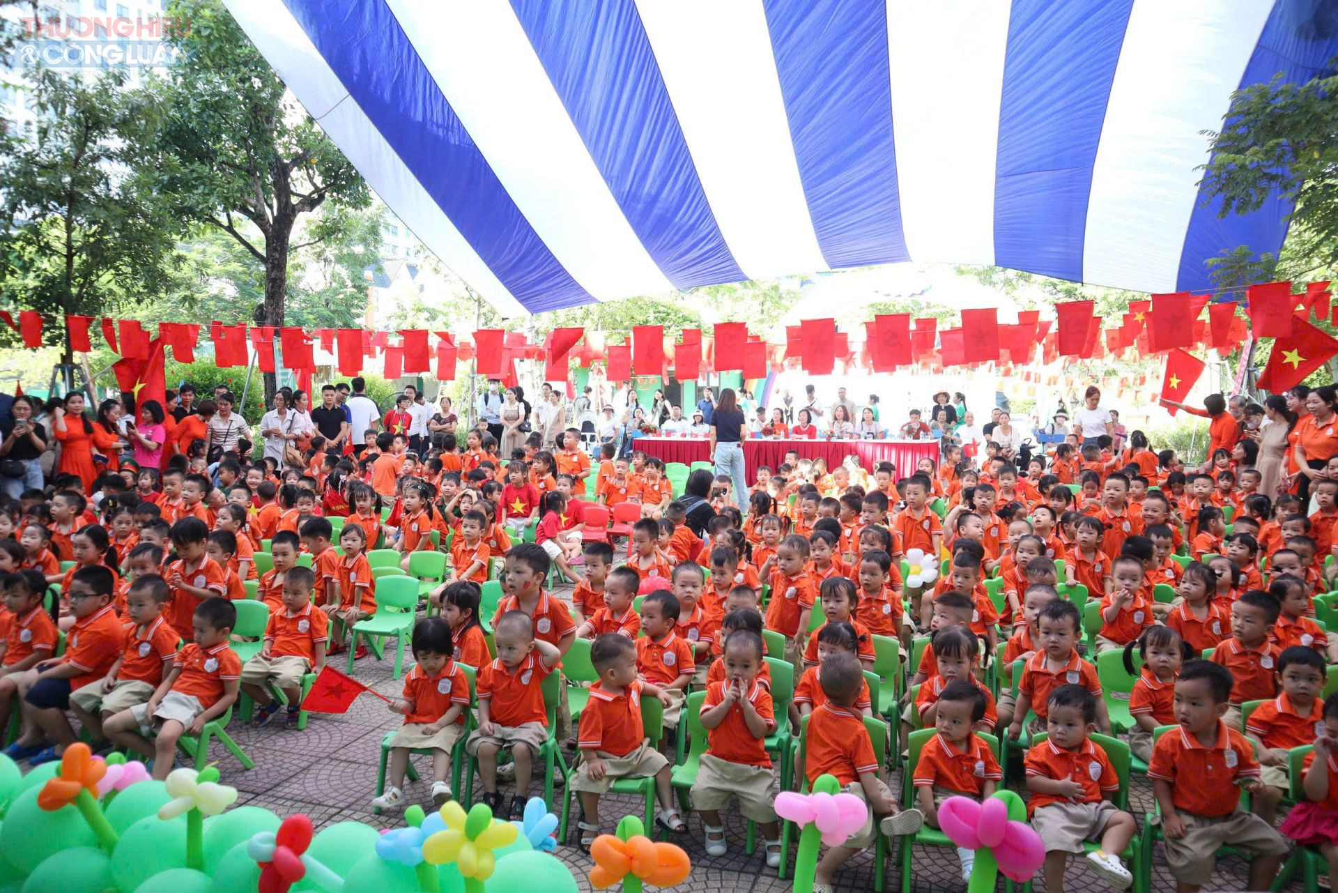 Các con học sinh tham gia buổi lễ khai giảng với gương mặt vui tươi, hạnh phúc