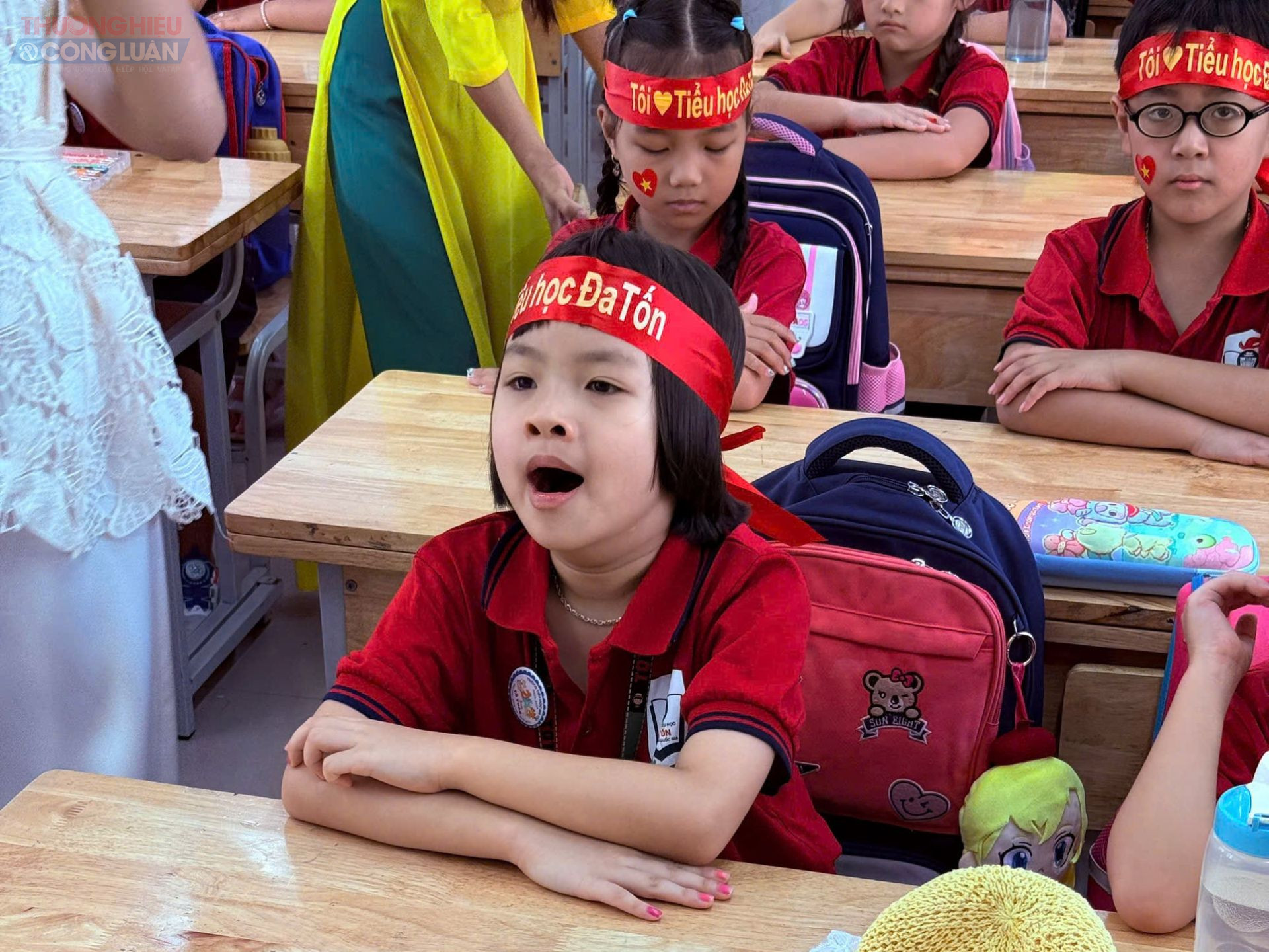 Bên cạnh sự háo hức, phấn khởi, lễ khai giảng cũng ghi nhận nhiều khoảnh khắc đáng yêu. Một số em nhỏ sau kỳ nghỉ hè còn chưa kịp bắt nhịp, ngồi dự lễ với gương mặt ngái ngủ, khiến các bậc phụ huynh và thầy cô bật cười.