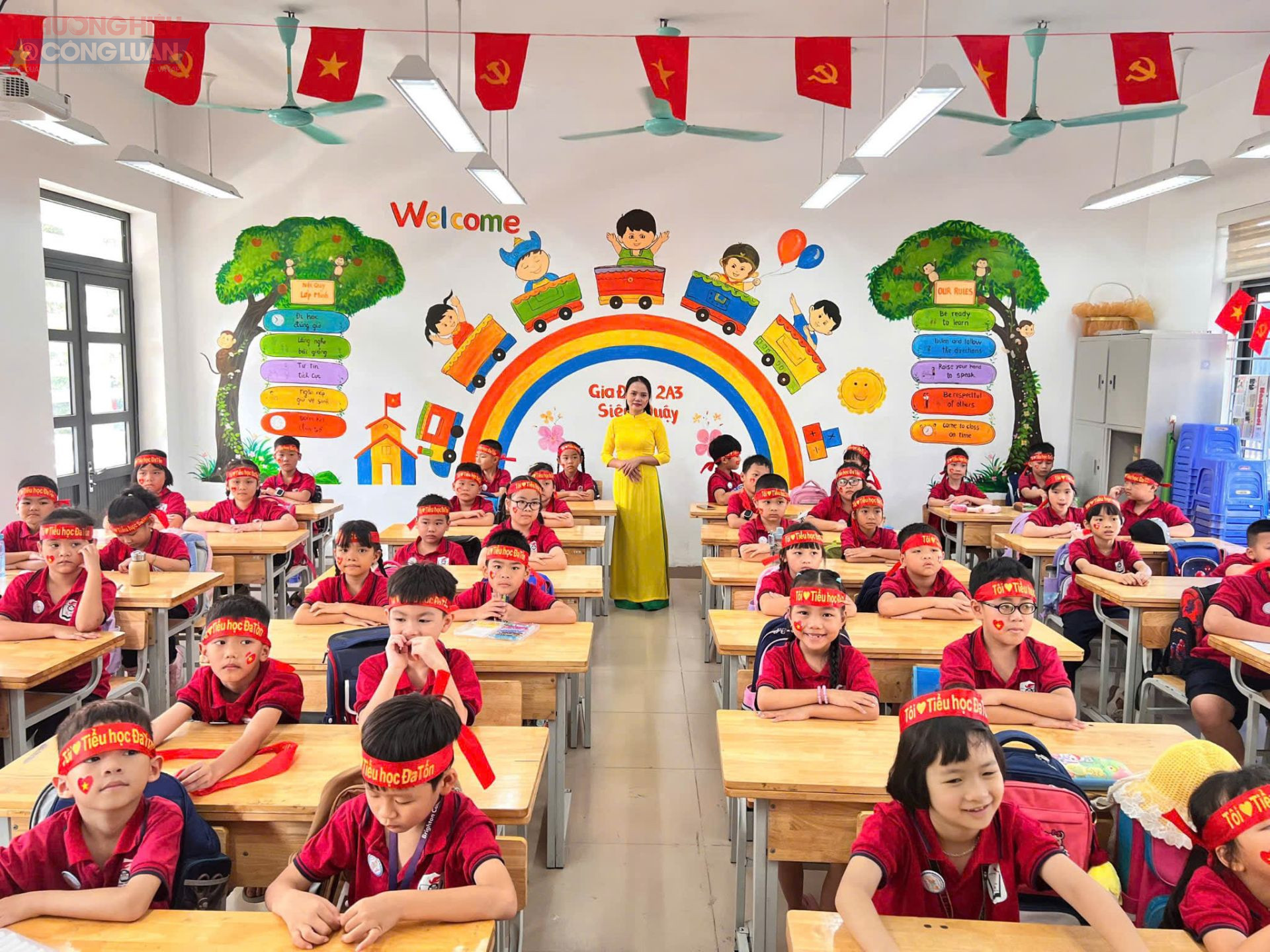 Buổi lễ khai giảng khép lại trong tiếng trống rộn ràng, trong niềm hân hoan của thầy cô, phụ huynh và học sinh.