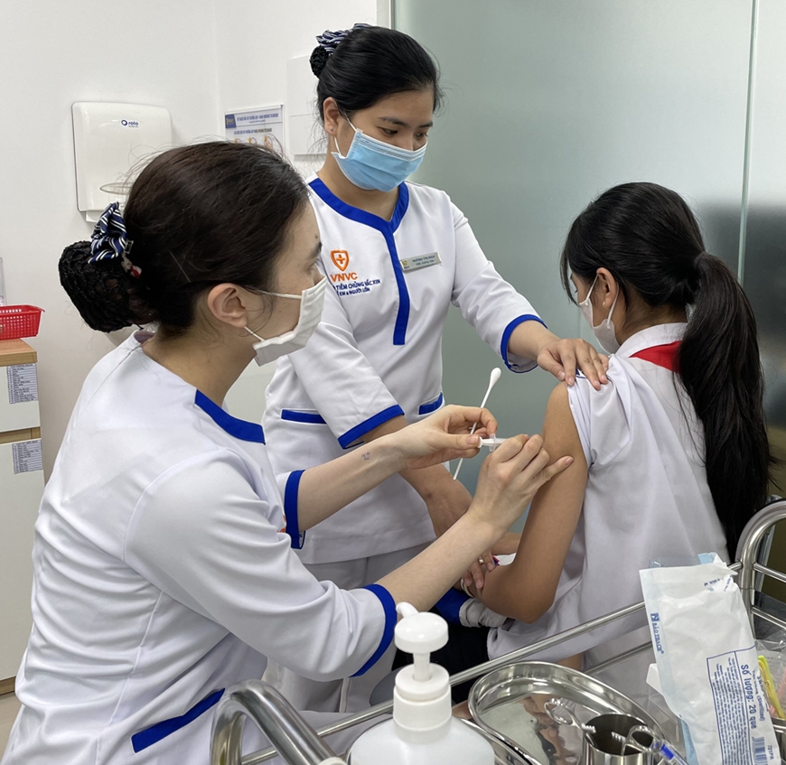 Cho trẻ tiêm vaccine cúm mùa, là biện pháp chủ động, hiệu quả và an toàn nhất hiện nay. Ảnh: KT