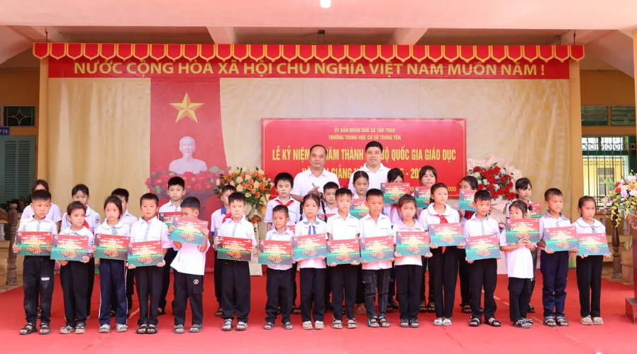 Ông Đinh Tiến Hải và ông Hồng Quang trao học bổng cho các em học sinh Trường Tiểu học Tân Trào và Trường Tiểu học Tôn Đức Thắng