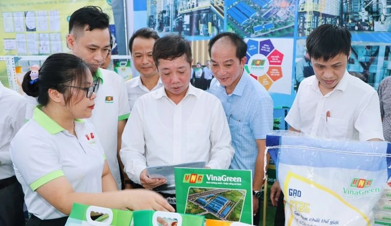 Khai mạc phiên chợ giới thiệu nông sản thực phẩm an toàn năm 2025 tại xã Hoằng Hóa