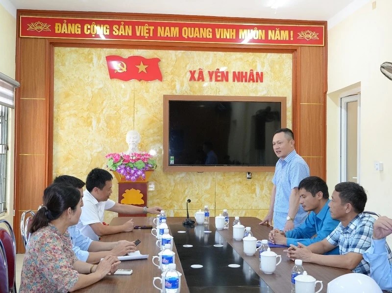 Ông Hoàng Hải – Giám đốc PC Thanh Hóa thông tin với chính quyền địa phương về kế hoạch đầu tư xây dựng nâng cấp lưới điện từ 0,4kV đến 110kV.