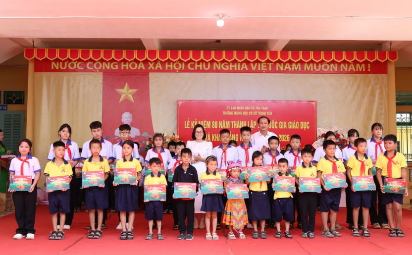 Bà Lê Thị Thu Hà, Phó Chủ tịch Thường trực Công đoàn Vietcombank và ông Giang Tuấn Anh, Bí thư Đảng ủy - Chủ tịch Hội đồng nhân dân xã Tân Trào trao học bổng cho các em học sinh Trường Tiểu học Kim Quan và Trường THCS Tân Trào