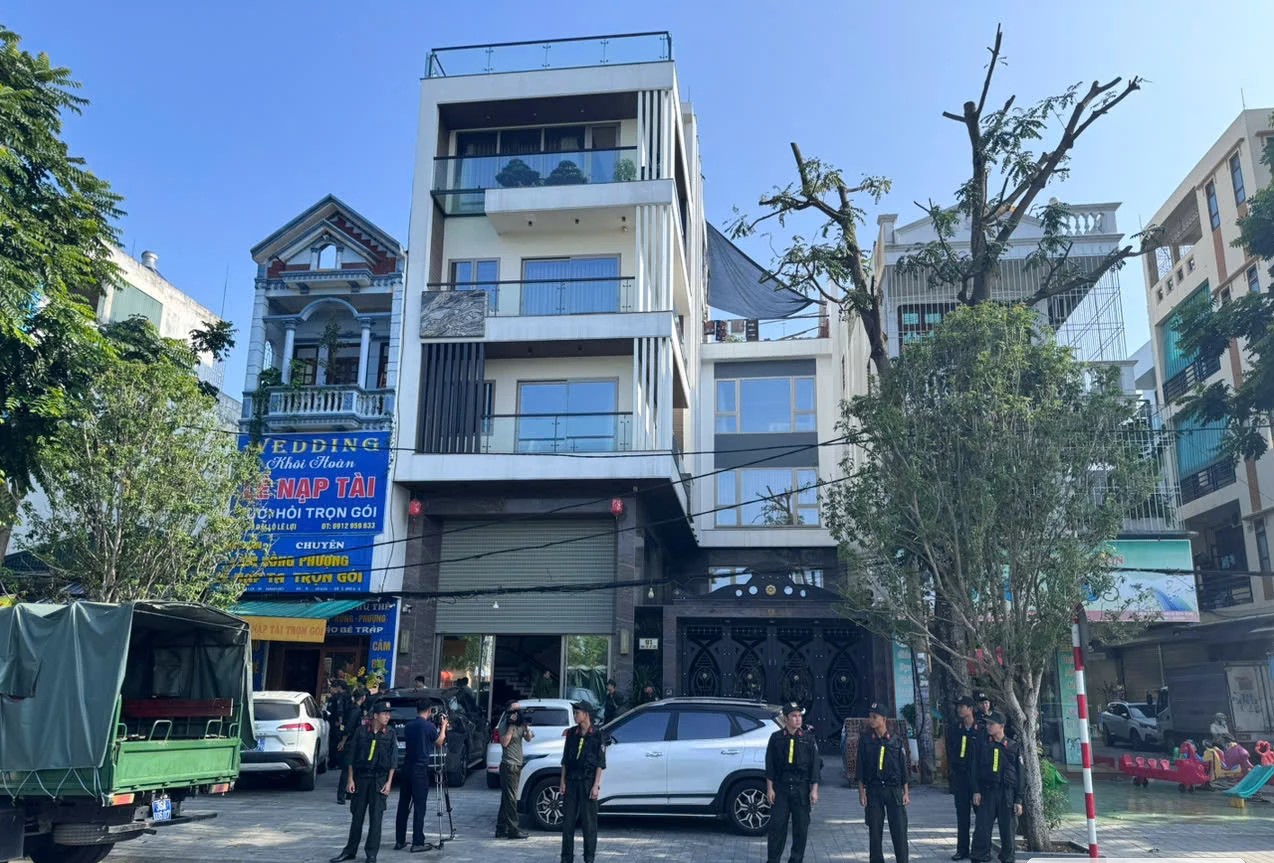 Công an Thanh Hoá tiến hành khám xét khẩn cấp nhà riêng của “Mạnh gỗ” tại số 91, 93 Đại lộ Lê Lợi.