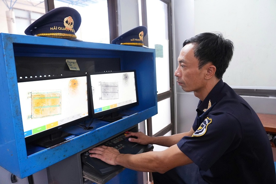 Xây dựng, phát triển đội ngũ công chức hải quan các cấp có trình độ chuyên môn sâu, hoạt động liêm chính, có tác phong làm việc chuyên nghiệp, làm chủ được công nghệ