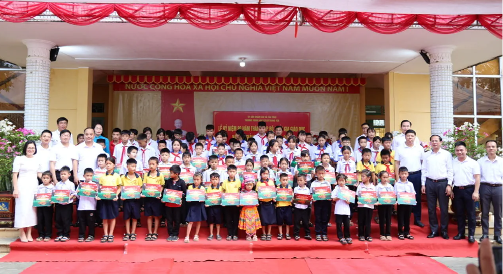 Các đại biểu chụp ảnh lưu niệm cùng 80 em học sinh được nhận học bổng 