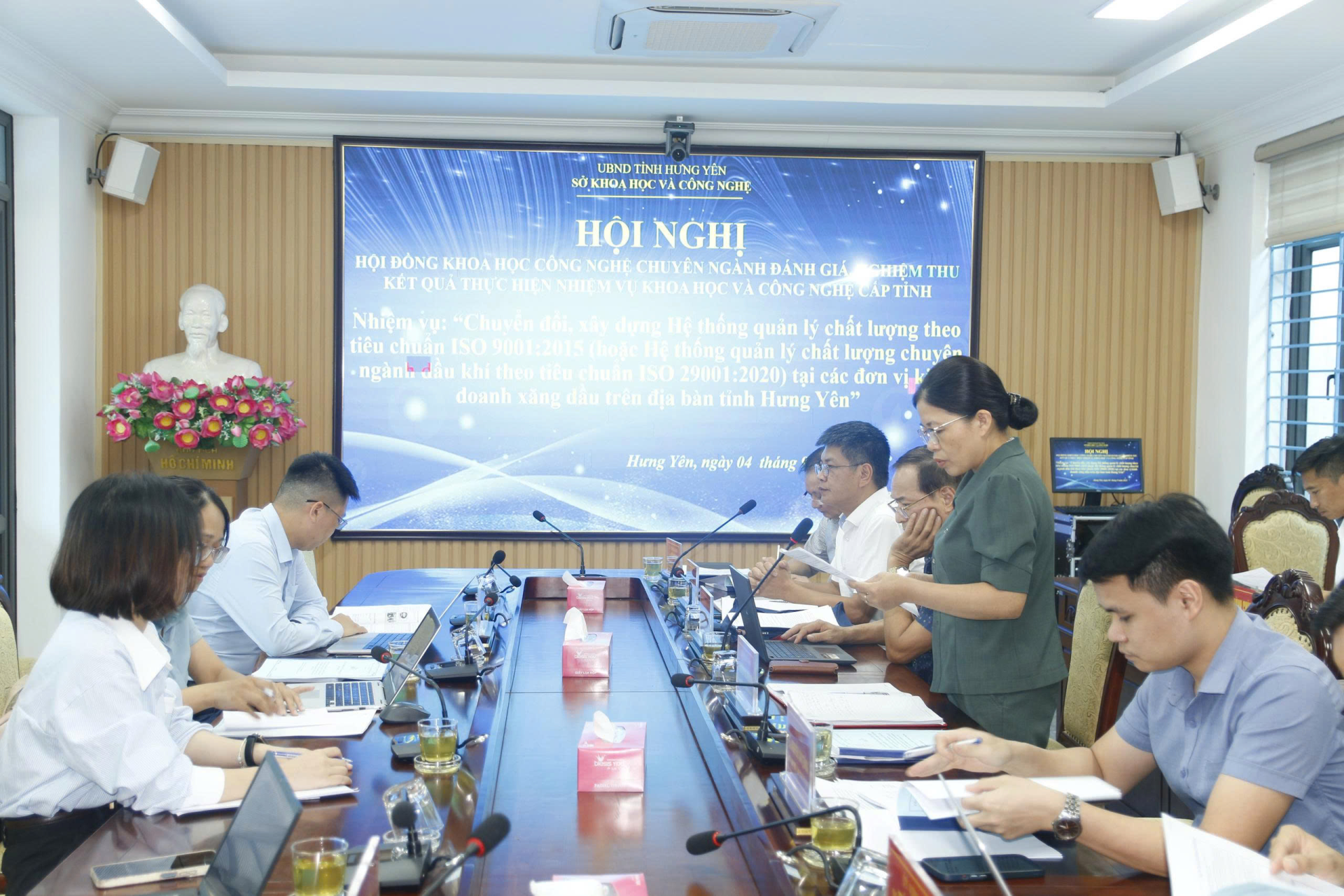 B&agrave; Nguyễn Th&aacute;i Kiều Ng&acirc;n - PGĐ Sở Khoa học v&agrave; C&ocirc;ng nghệ tỉnh chủ tr&igrave; hội nghị