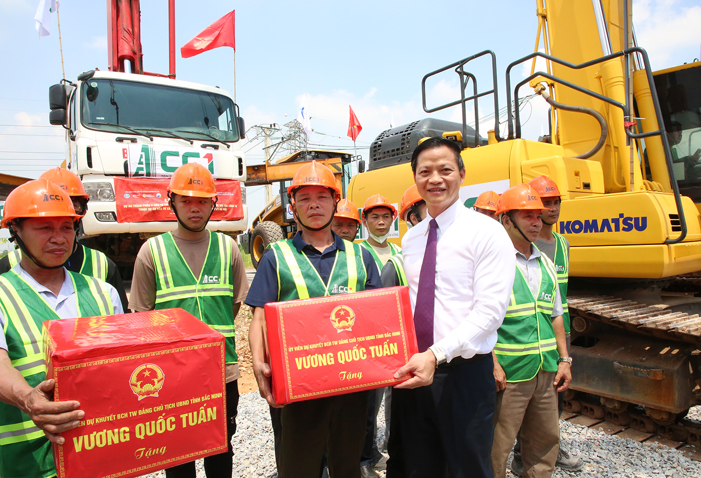 Chủ tịch UBND tỉnh Bắc Ninh Vương Quốc Tuấn tặng quà công nhân lao động tại công trường dự án.