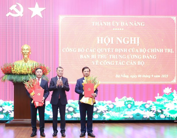 Ủy viên Bộ Chính trị, Bí thư Trung ương Đảng, Trưởng ban Tổ chức Trung ương Lê Minh Hưng (giữa) trao quyết định và tặng hoa chúc mừng đồng chí Lương Nguyễn Minh Triết (bên phải) và đồng chí Phạm Đức Ấn (bên trái).