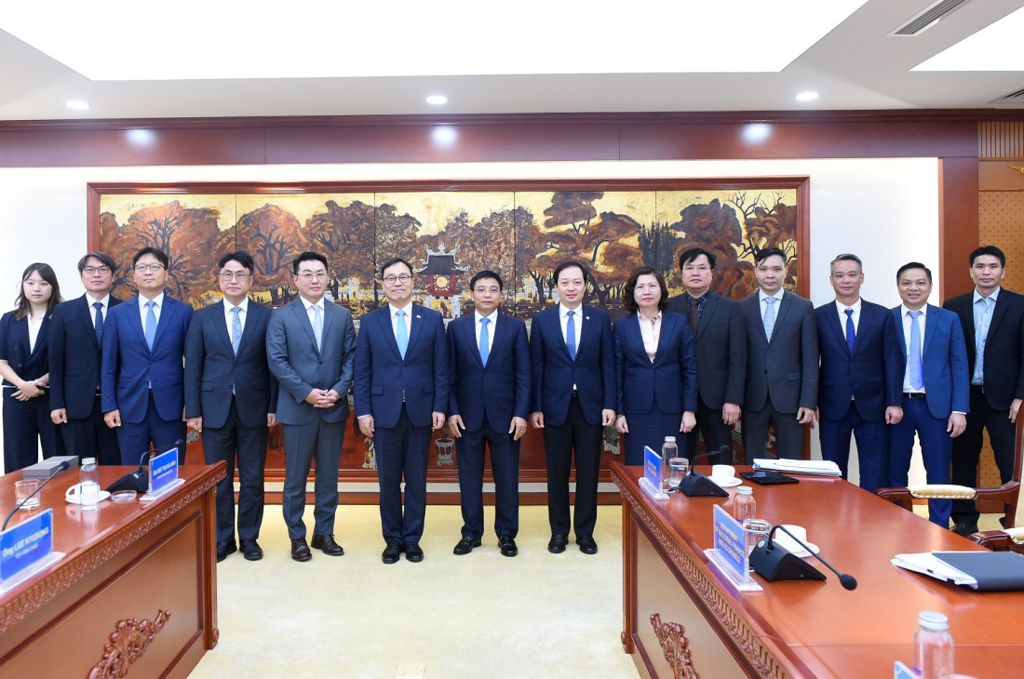 Bộ trưởng Nguyễn Văn Thắng và Đại sứ Choi Young Sam chụp ảnh lưu niệm cùng đoàn công tác.