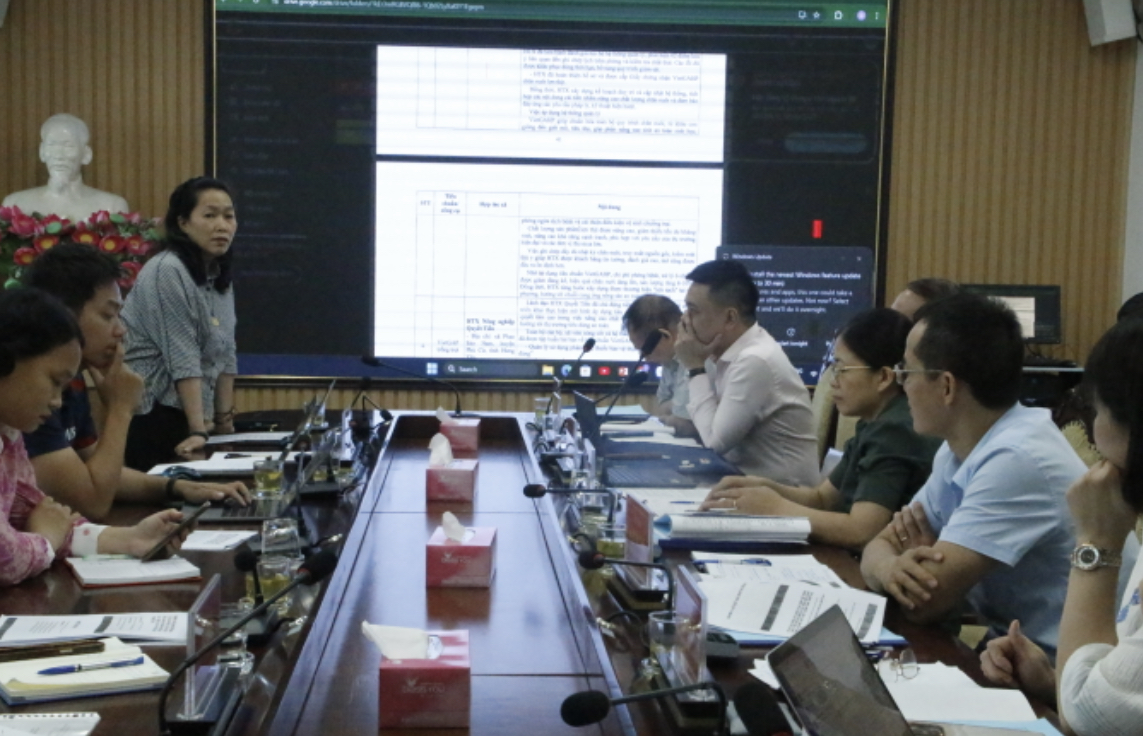 Đại diện Ban chủ nhiệm báo cáo kết quả đề tài.