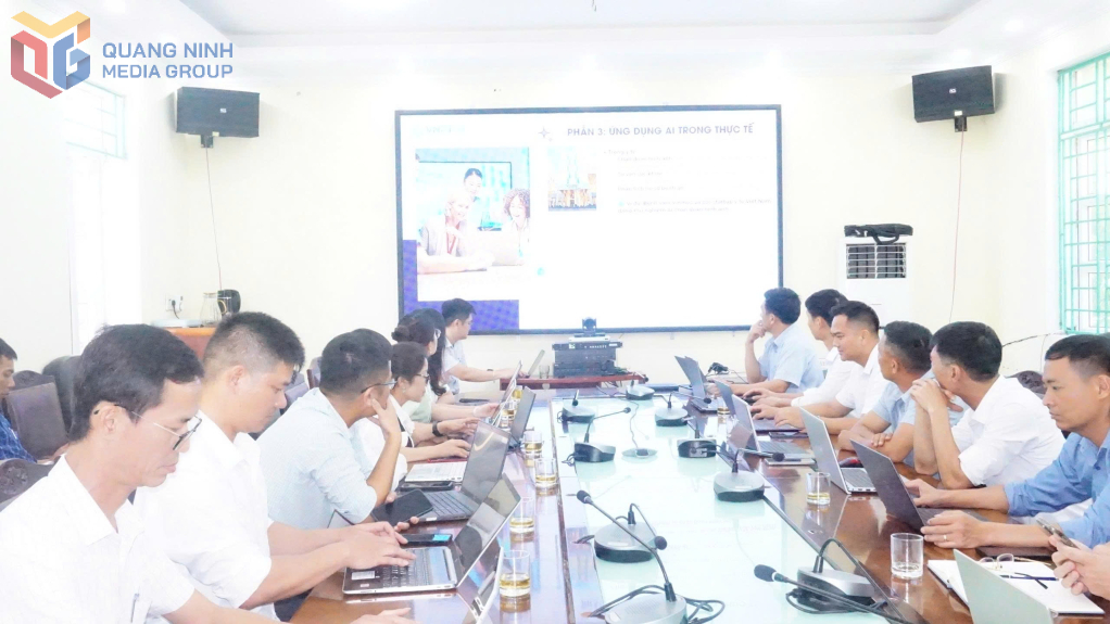 Kỹ thuật viên VNPT giới thiệu và thực hành với hệ sinh thái AI của VNPT chuyên dùng cho công tác quản lý nhà nước.