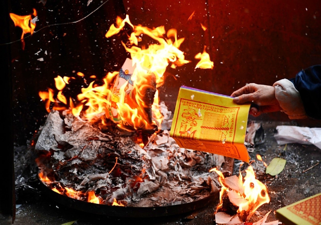 Hà Nội: Cần bảo đảm an toàn PCCC khi thắp hương, đốt vàng mã dịp Rằm tháng 7