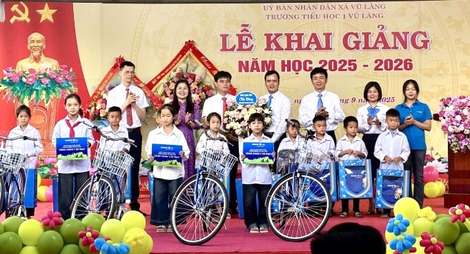 Bảo Việt Nhân thọ Lạng Sơn trao tặng 16 xe đạp và 38 ba lô cho học sinh nghèo hiếu học