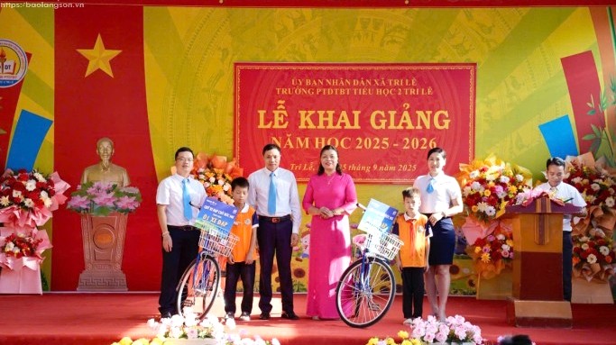 Đại diện Công ty Bảo Việt Nhân thọ Lạng Sơn trao quà cho học sinh Trường PTDTBT Tiểu học 2 Tri Lễ, xã Tri Lễ