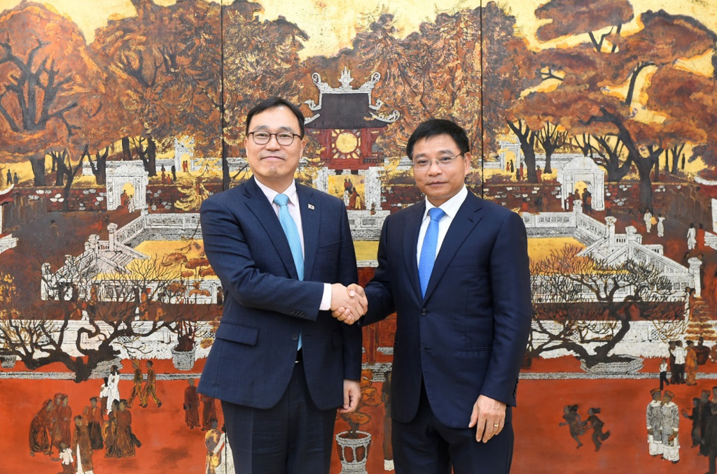 Bộ trưởng Bộ Tài chính Nguyễn Văn Thắng và Đại sứ Hàn Quốc tại Việt Nam Choi Young Sam.