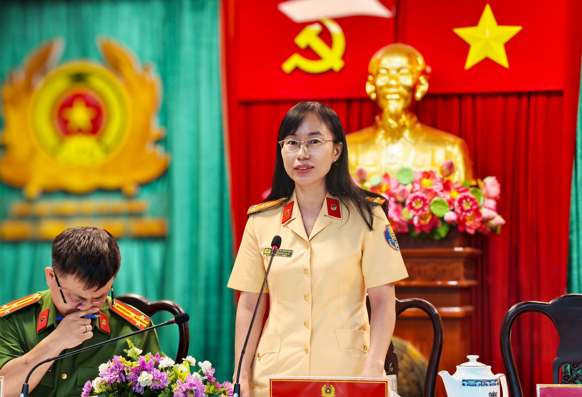 Thượng tá Nguyễn Thị Thanh Nga, Phó trưởng phòng Cảnh sát giao thông TP. HCM, trả lời thắc mắc của người dân, doanh nghiệp