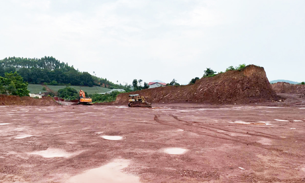 Công ty trách nhiệm hữu hạn Thương mại và Dịch vụ Ánh Hiền được điều chỉnh tăng công suất khai thác đất san lấp. Công ty trách nhiệm hữu hạn Thương mại và Dịch vụ Ánh Hiền được điều chỉnh tăng công suất khai thác đất san lấp.