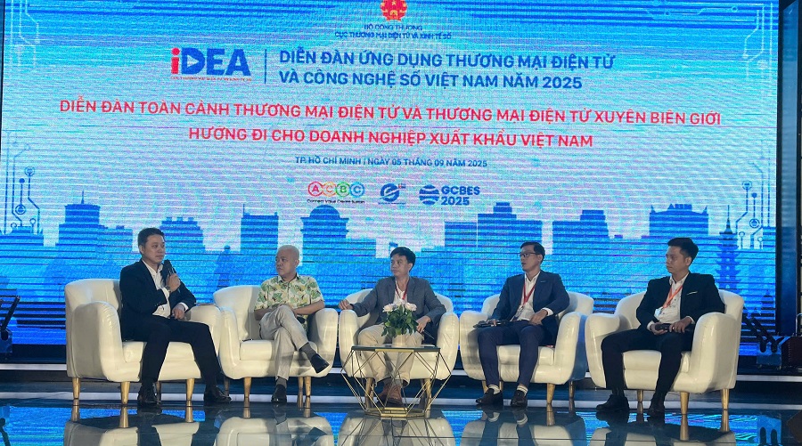 Phiên thảo luận bàn tròn chia sẻ về xu hướng thương mại điện tử mới tại Việt Nam cũng như xây dựng thương hiệu Việt từ thị trường trong nước ra quốc tế qua TMĐT