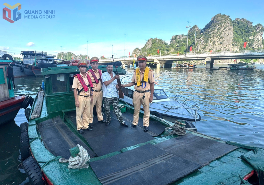 Ngư dân Quảng Ninh tự giác giao nộp vũ khí