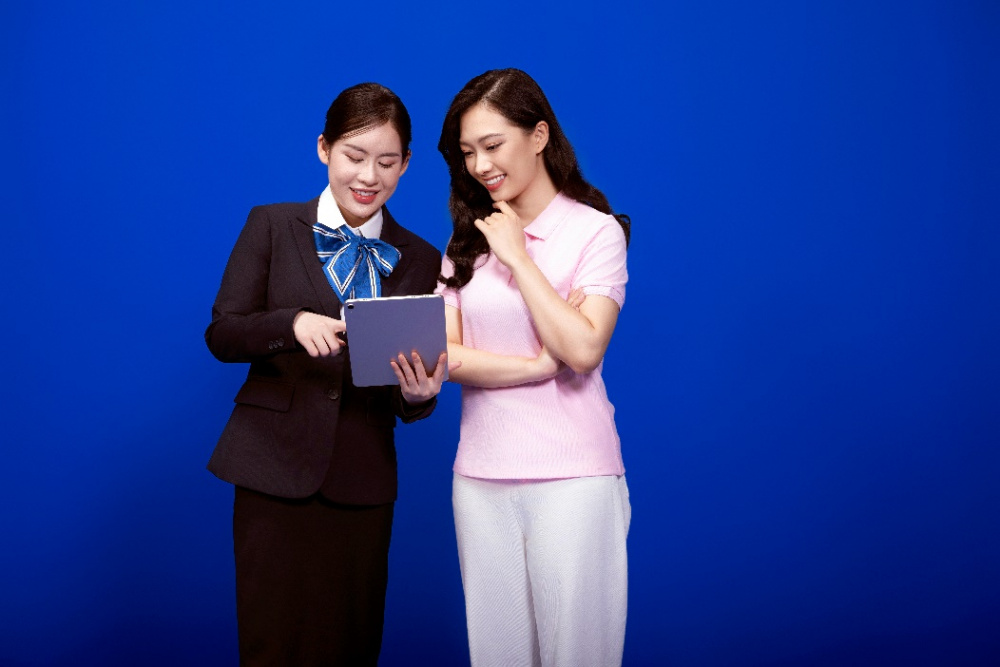 Cán bộ công nhân viên EVNHANOI hướng dẫn khách hàng sử dụng dịch vụ điện