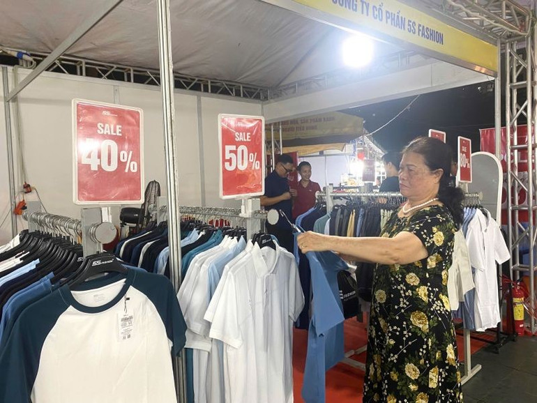 Các đại biểu thăm quan gian hàng trưng bày sản phẩm