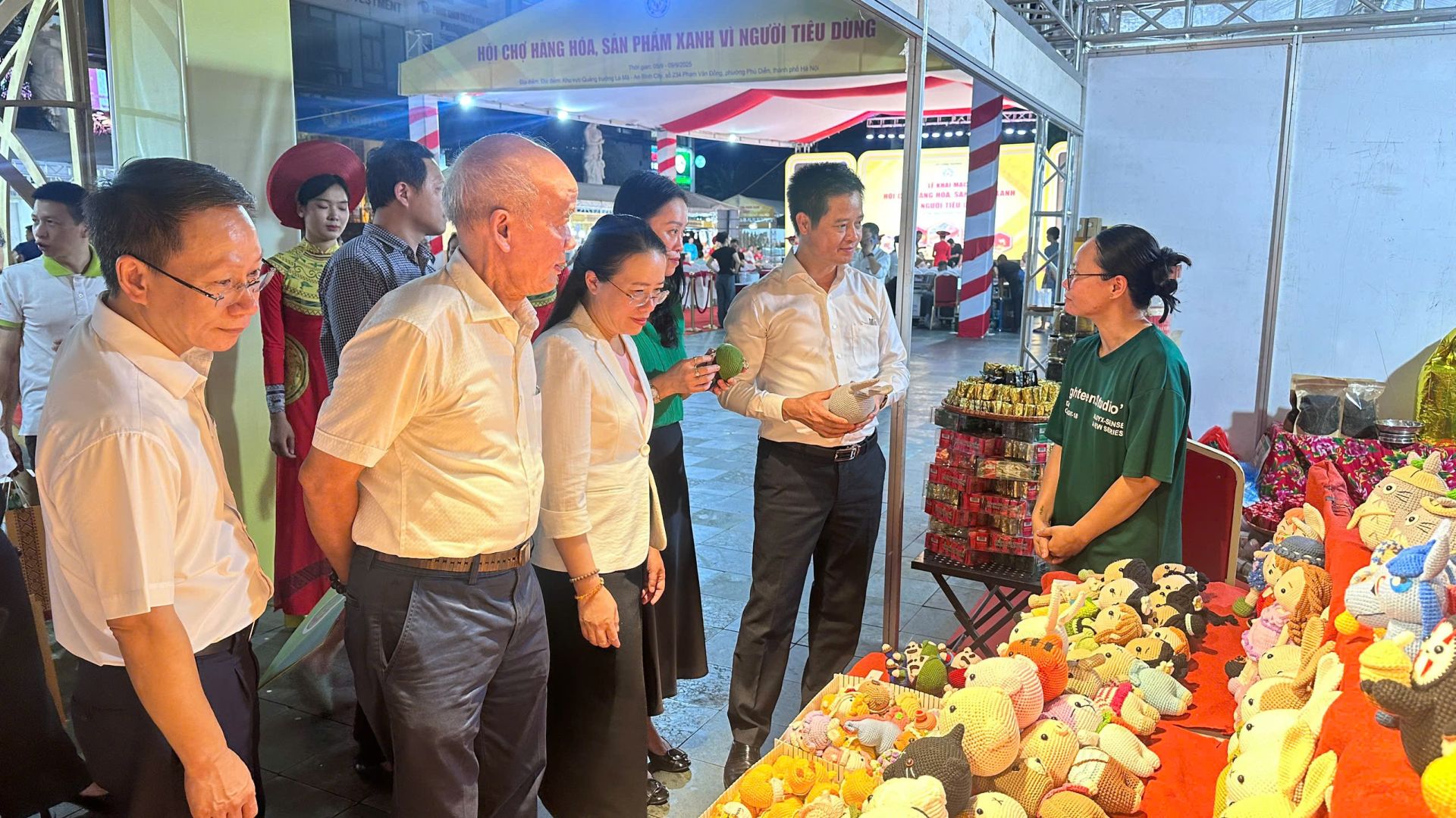 Các đại biểu thăm quan gian hàng