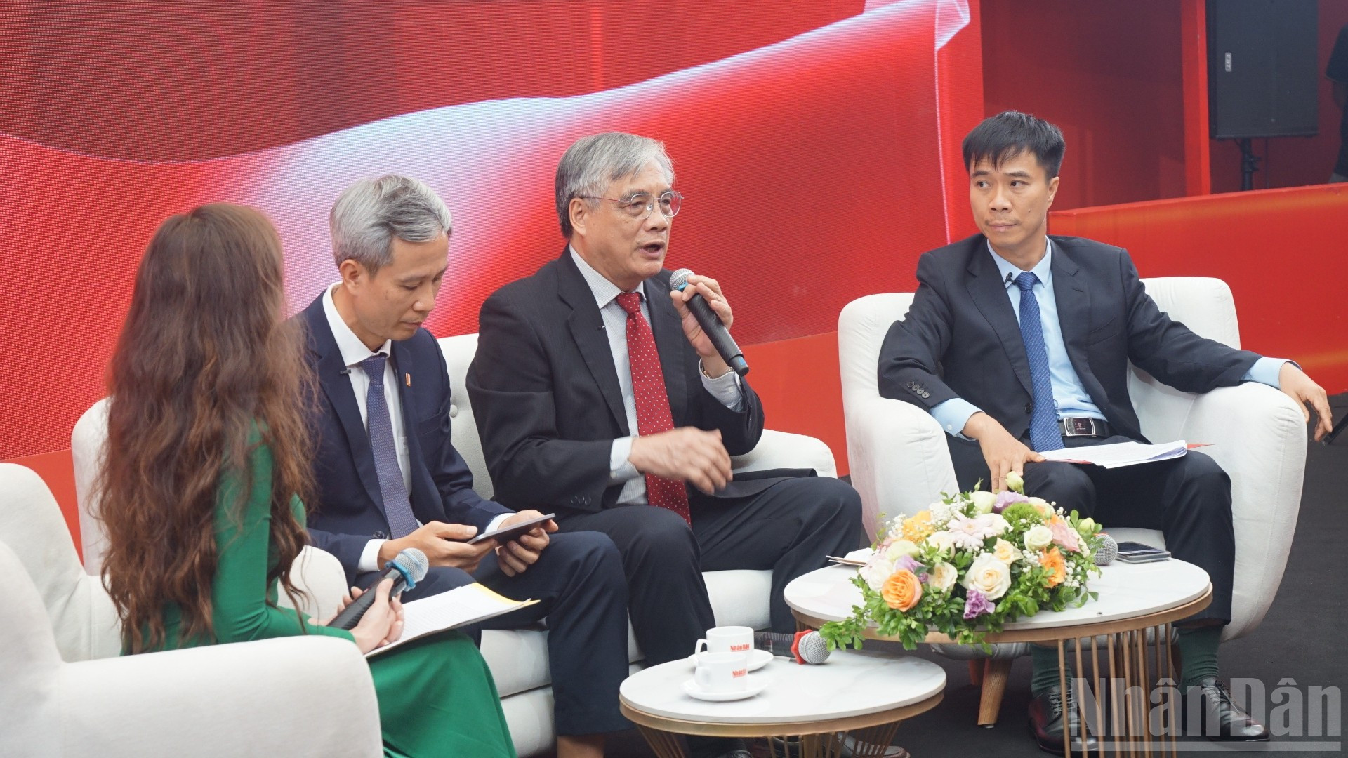 PGS, TS Trần Đình Thiên phát biểu. (Ảnh: TRUNG HƯNG) PGS, TS Trần Đình Thiên phát biểu. (Ảnh: TRUNG HƯNG)